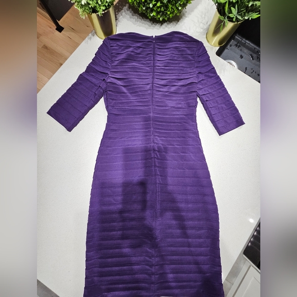 Jolie robe cocktail pourpre unie de longueur midi - Picture 5 of 8